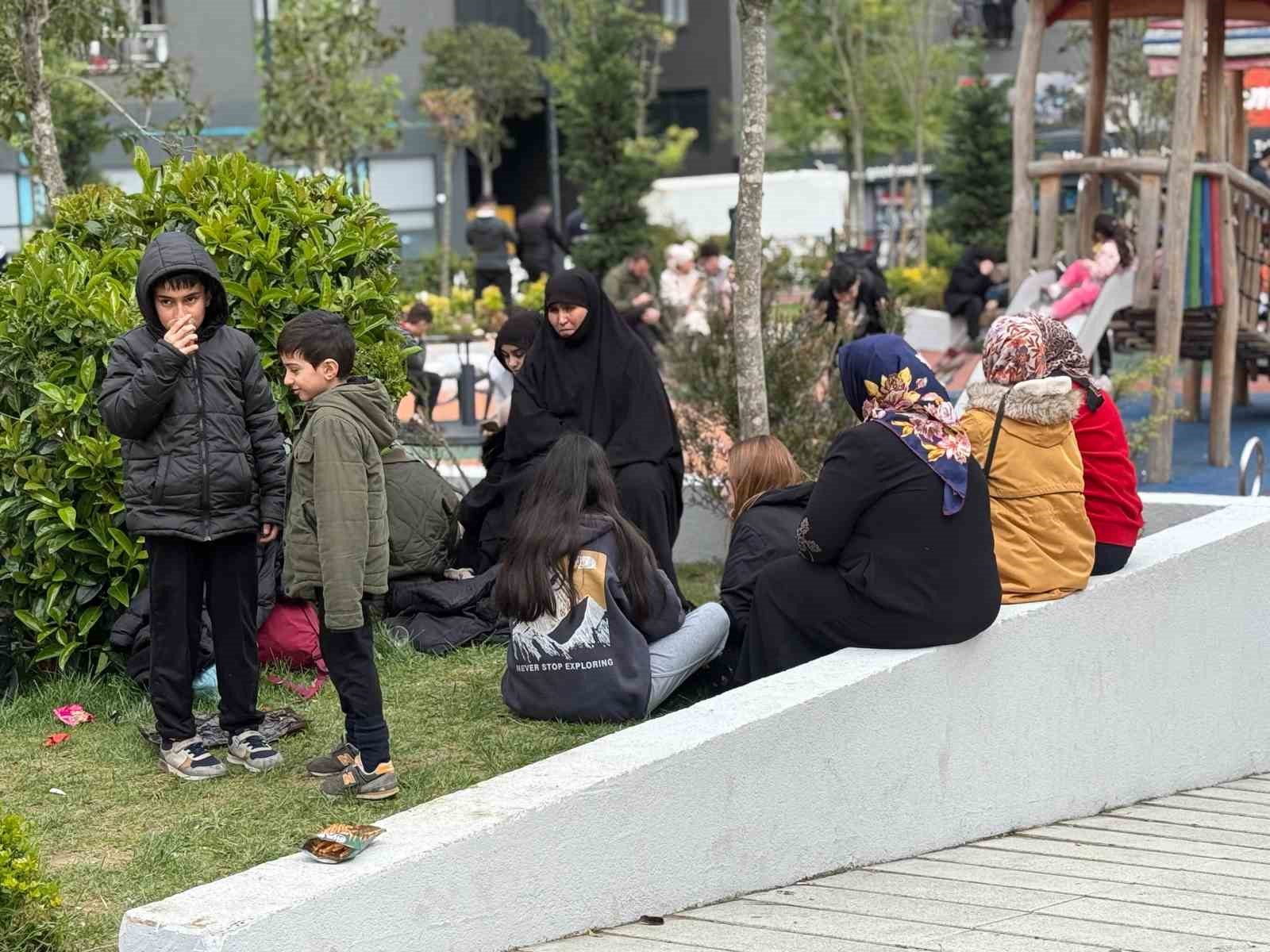 Deprem sonrası kendini sokağa atan vatandaşlar parklara ve boş alanlara akın etti
