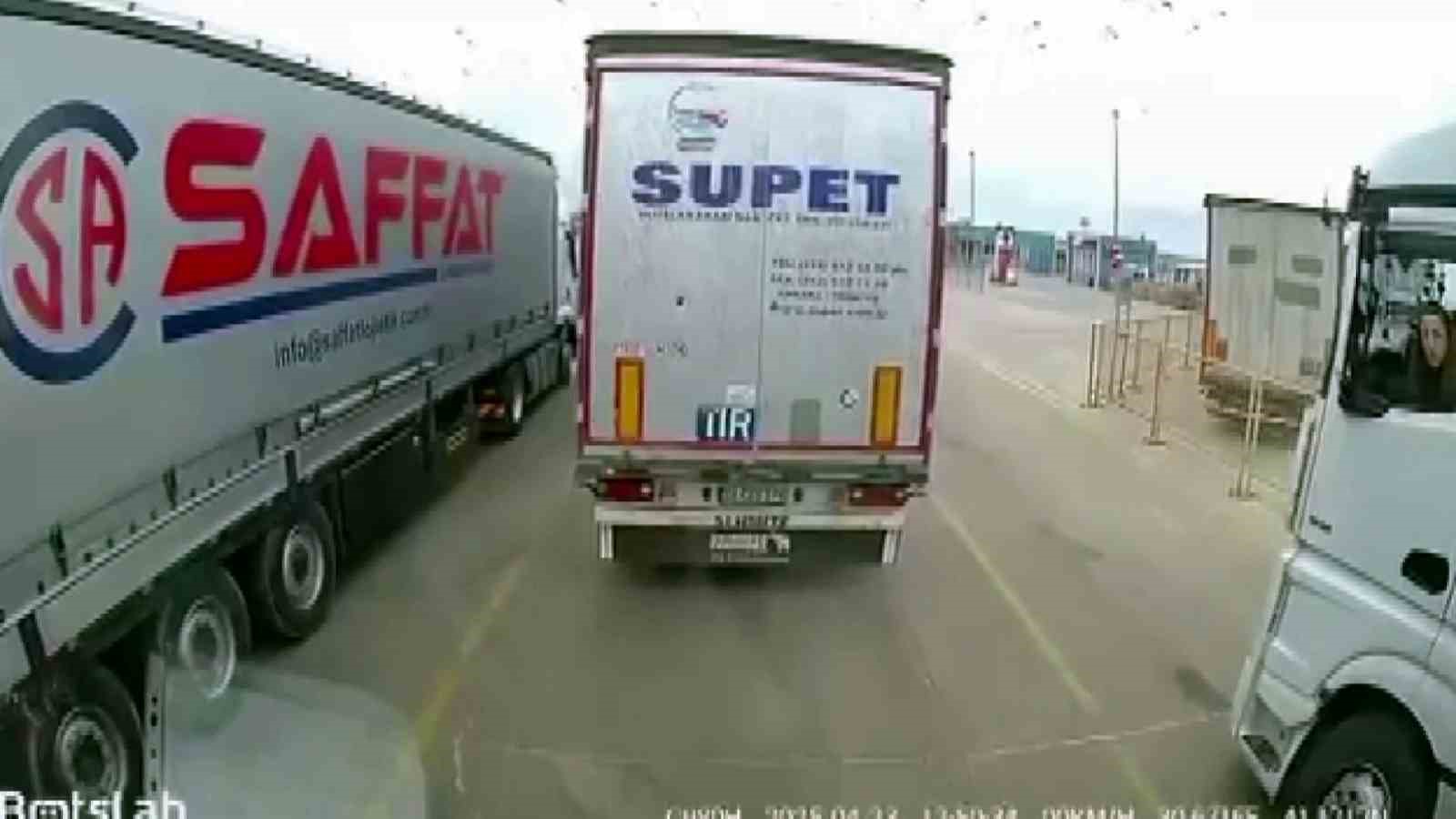 Depremin şiddetini gözler önüne seren görüntü: Tırlar beşik gibi sallandı