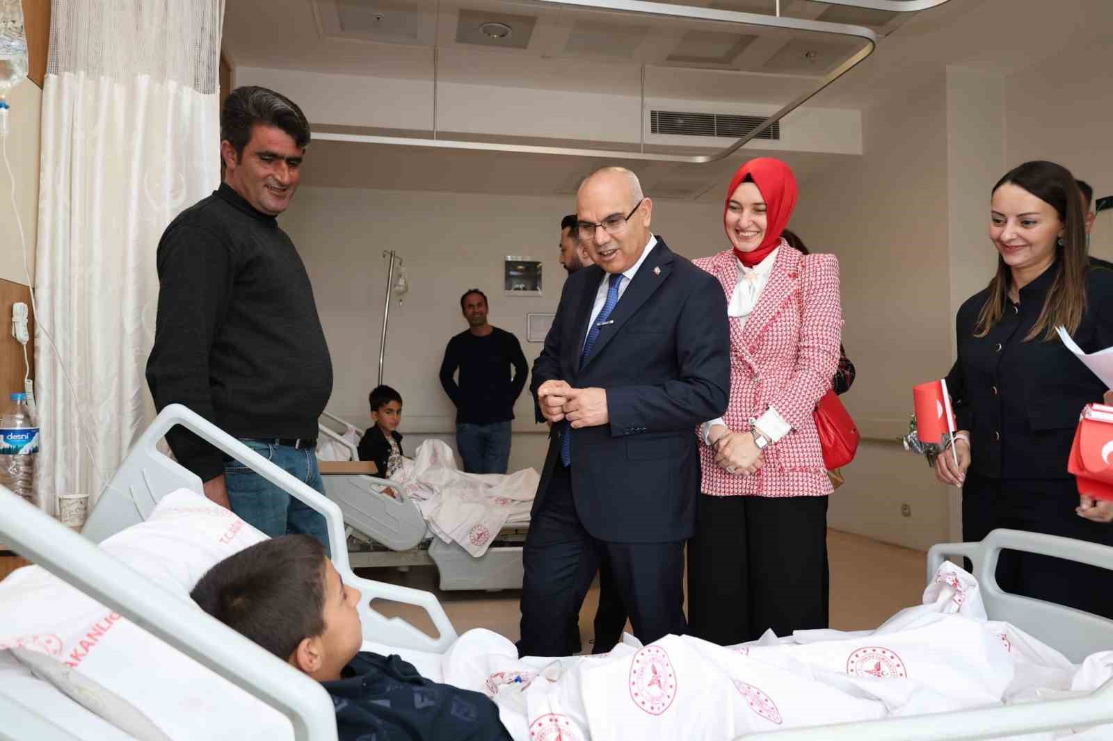 Ağrı’da 23 Nisan coşkusu coşkusu hastane odalarına taşındı