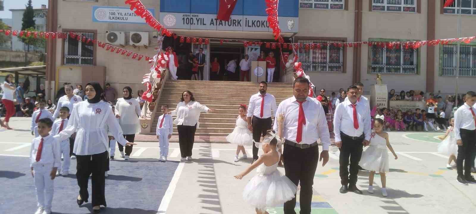 Söke’de velilerden çocuklarıyla anlamlı vals gösterisi