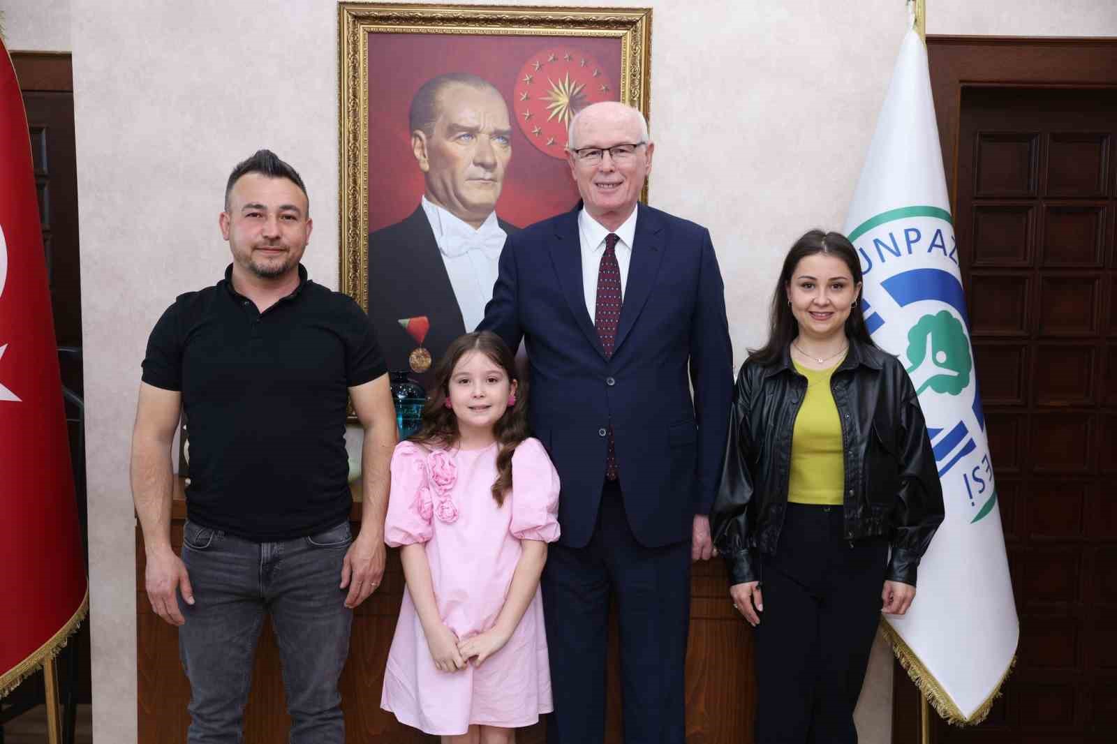 Başkan Kurt makamını &ccedil;ocuklara emanet etti
