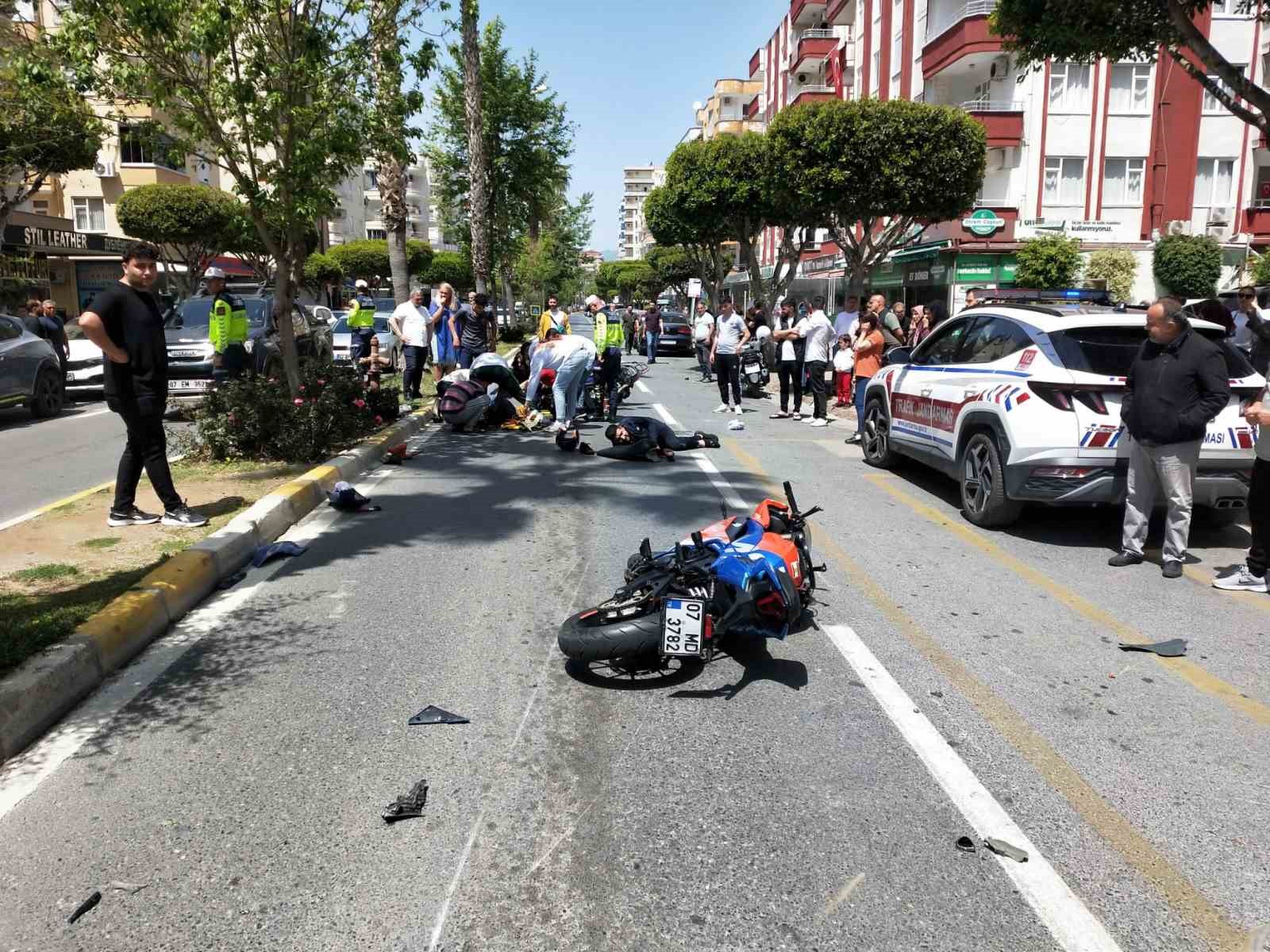 Alanya’da motosikletler çarpıştı: 2 yaralı