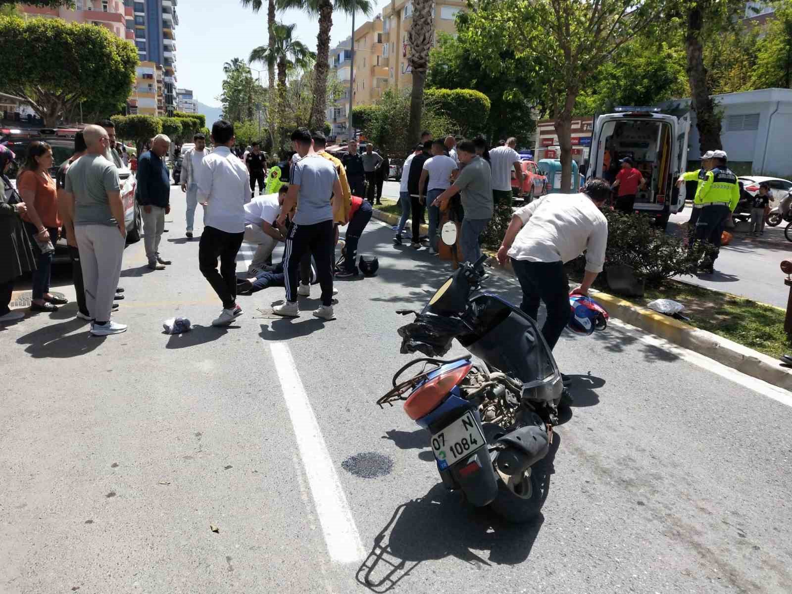 Alanya&rsquo;da motosikletler &ccedil;arpıştı: 2 yaralı
