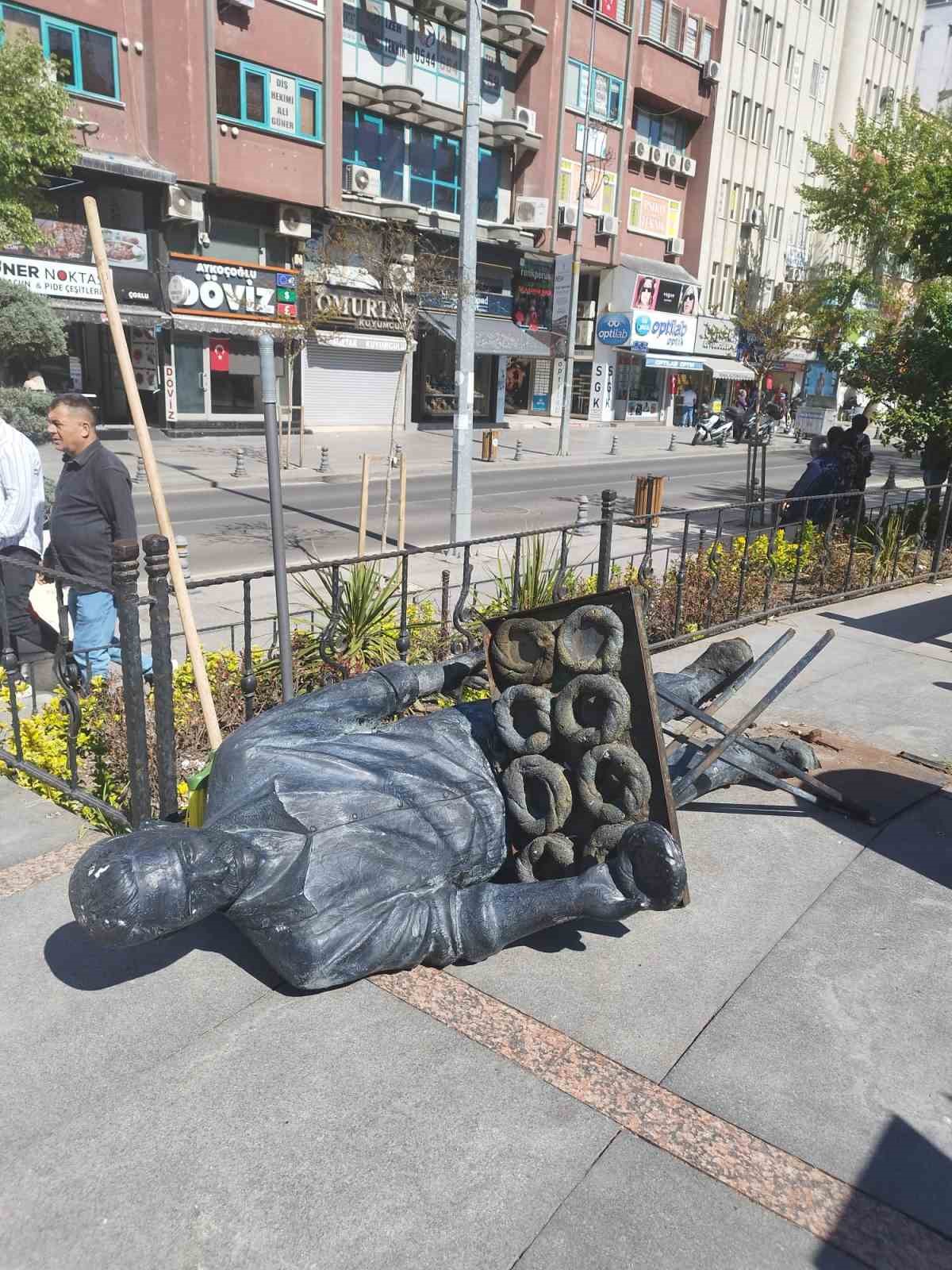 Çorlu Belediyesi tarafından yapılan simitçi heykeli, depreme dayanamayıp yıkıldı