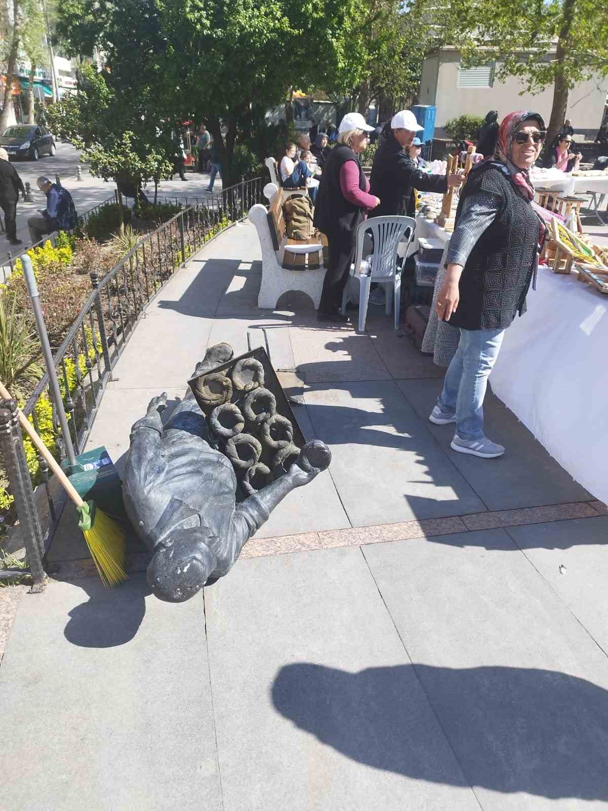 &Ccedil;orlu Belediyesi tarafından yapılan simit&ccedil;i heykeli, depreme dayanamayıp yıkıldı
