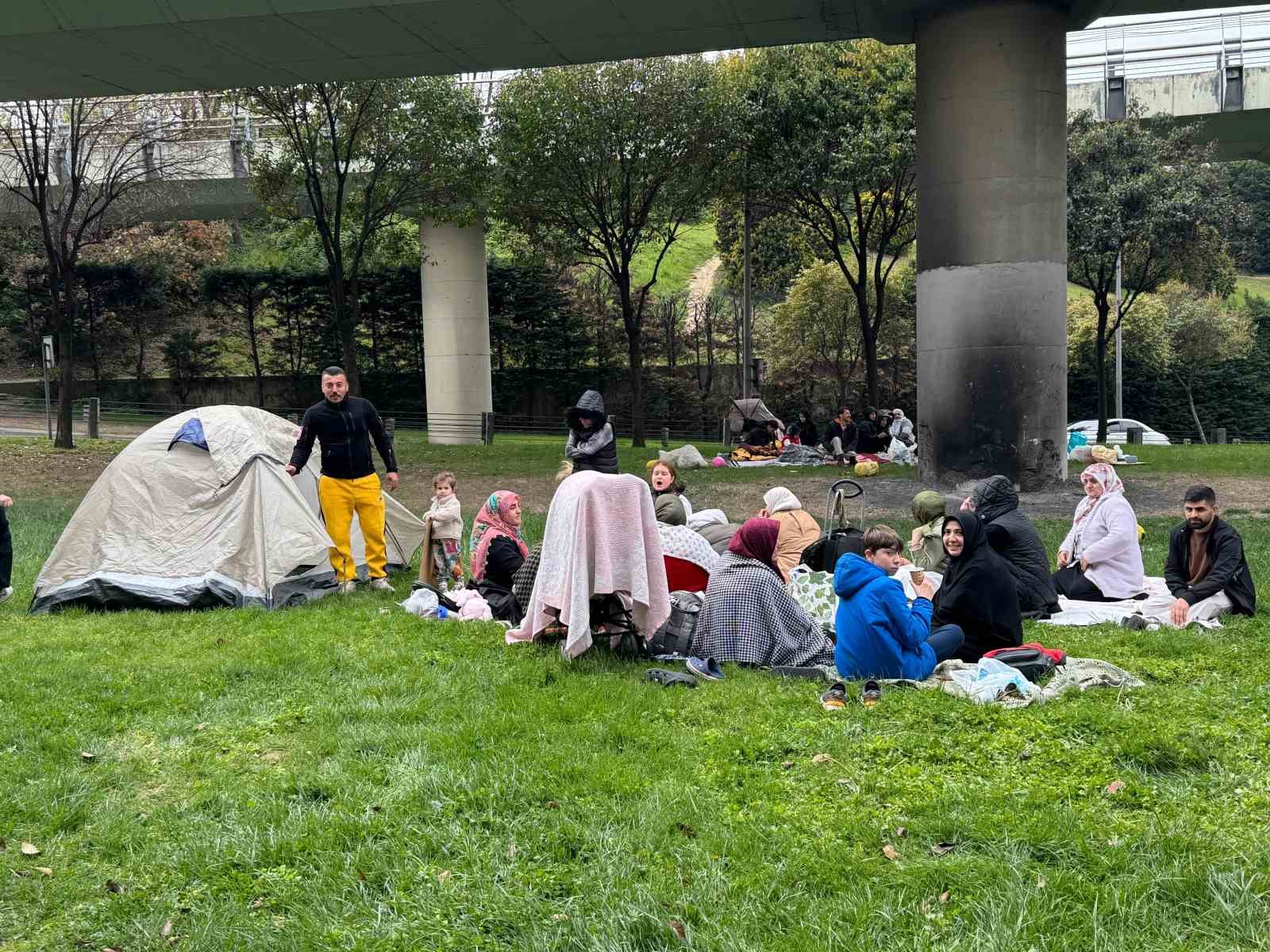 Depremin ardından vatandaşlar park ve bahçeleri doldurdu