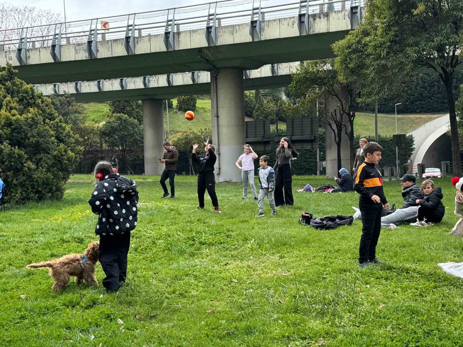 Depremin ardından vatandaşlar park ve bah&ccedil;eleri doldurdu
