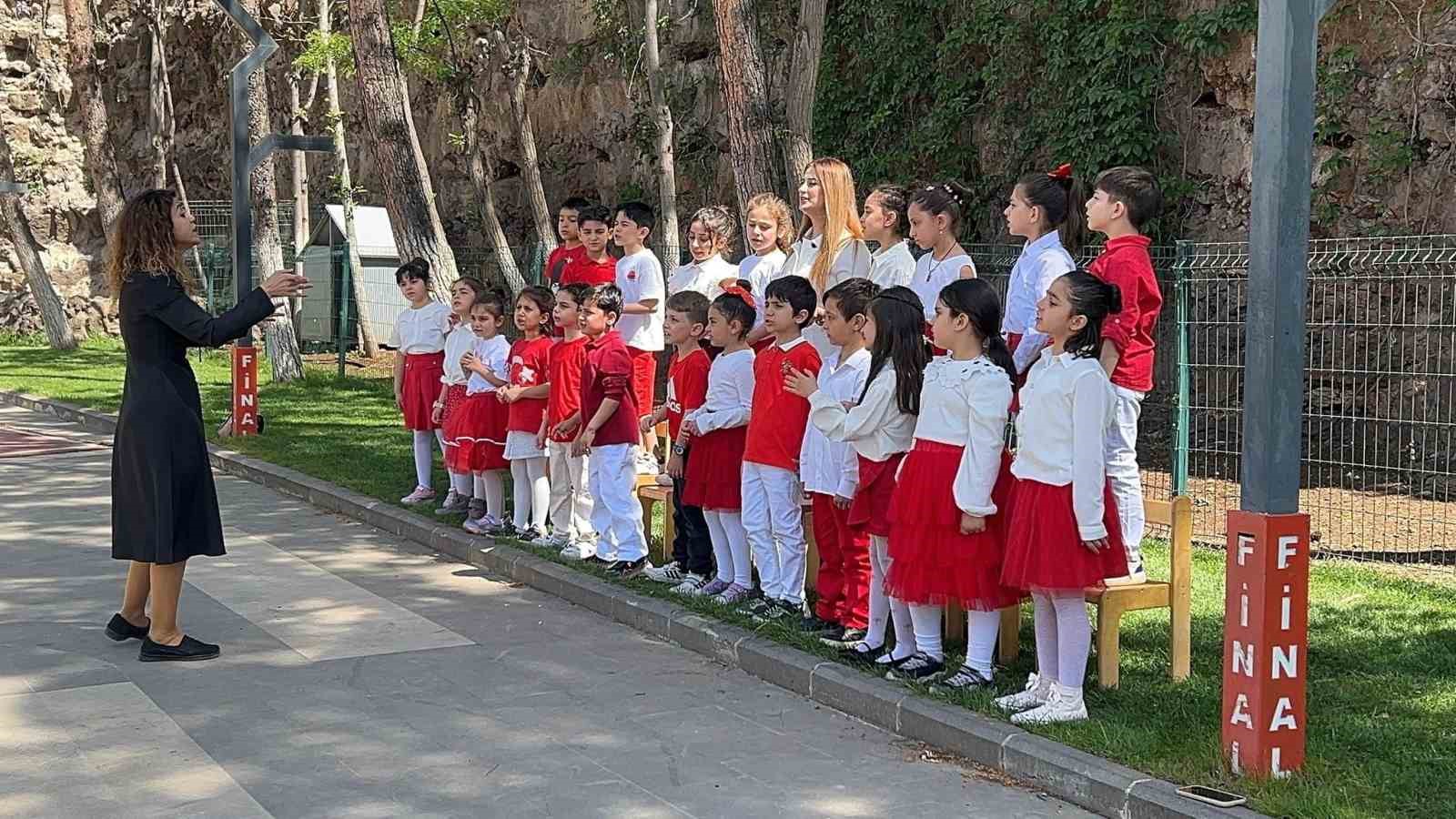 &Ouml;ğretmen yazdı, veli besteledi, &ouml;ğrenciler seslendirdi
