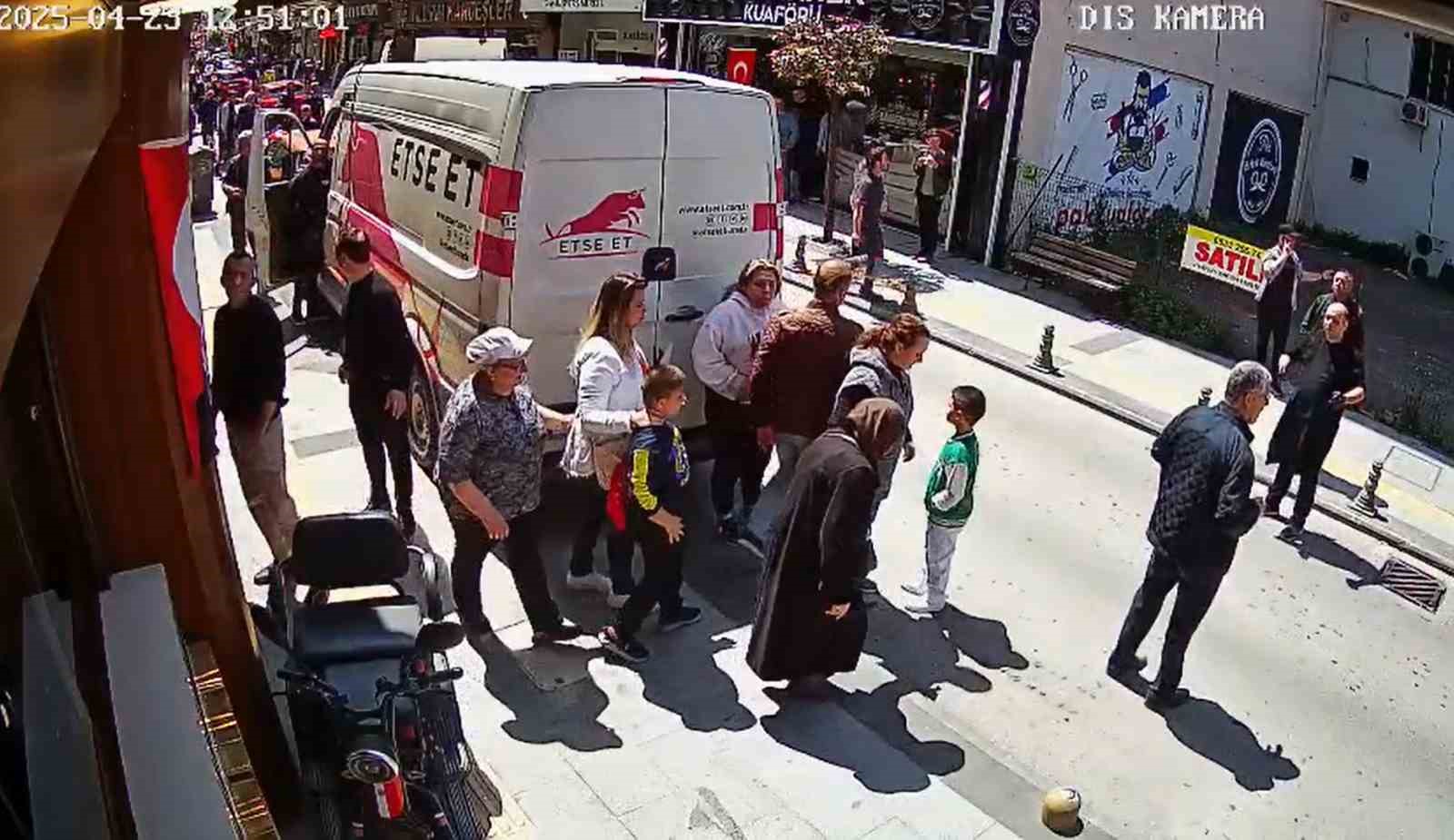 Yalova’da depremde restoranda yaşanan panik kamerada