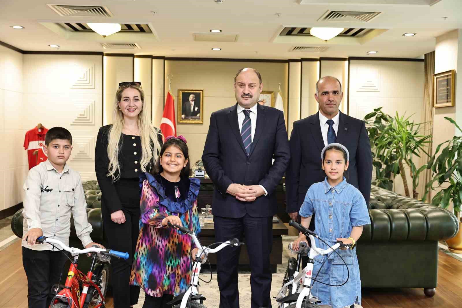 Gülpınar öğrencileri makamında ağırladı