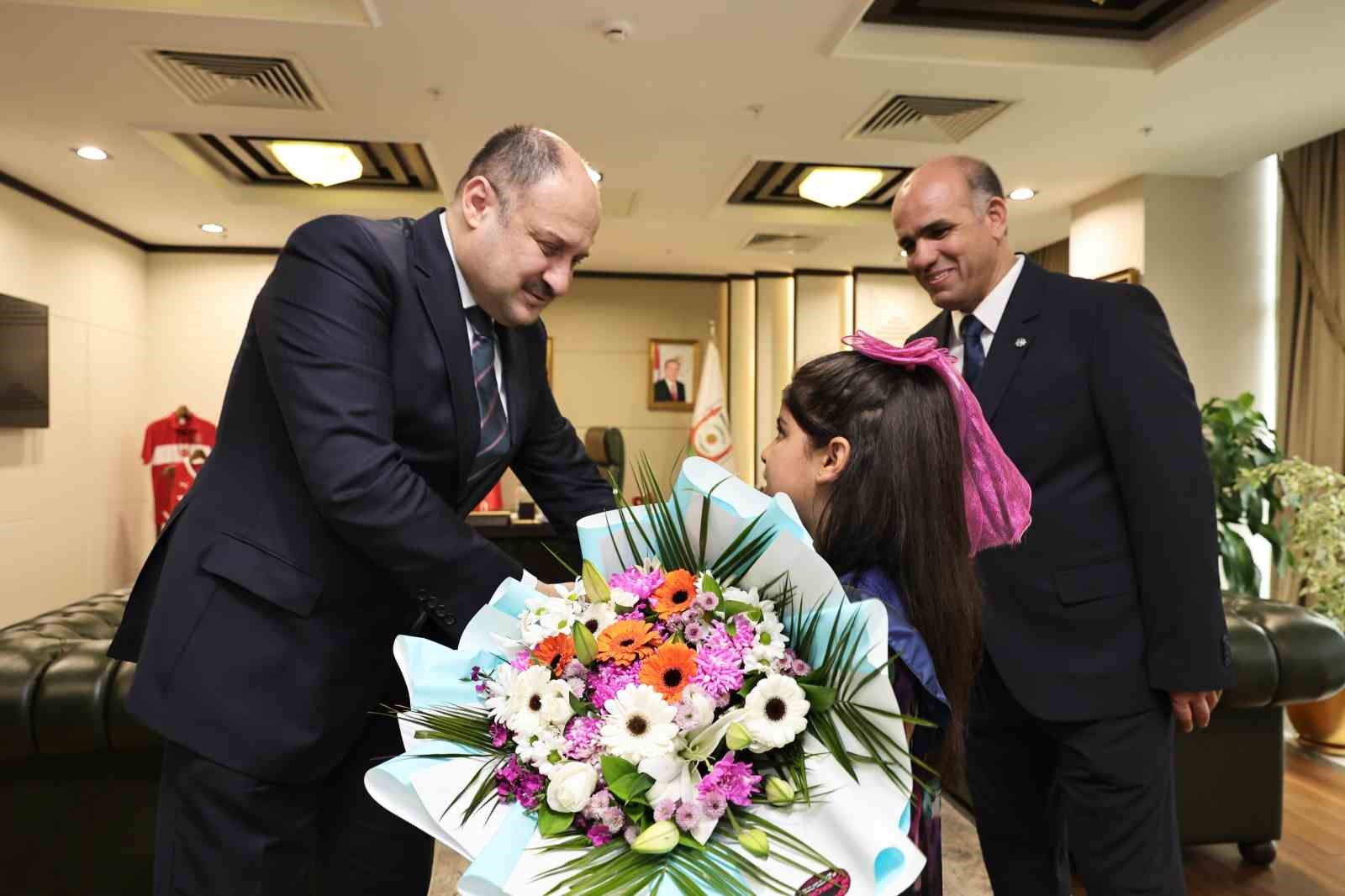 G&uuml;lpınar &ouml;ğrencileri makamında ağırladı
