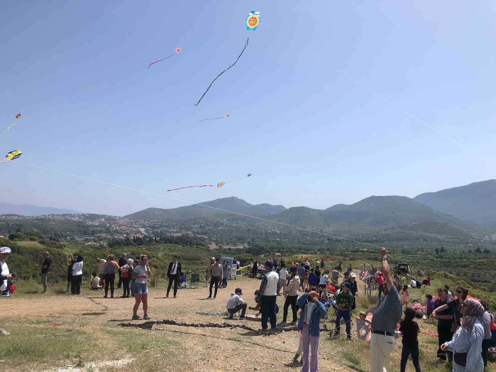 Dat&ccedil;a&rsquo;da 23 Nisan&rsquo;da g&ouml;ky&uuml;z&uuml; u&ccedil;urtmalarla şenlendi
