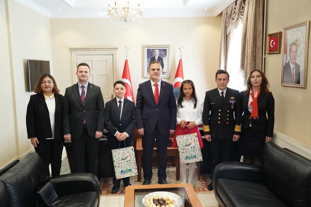 Vali Akbıyık, 23 Nisan&rsquo;da koltuğunu minik &ouml;ğrencilere devretti
