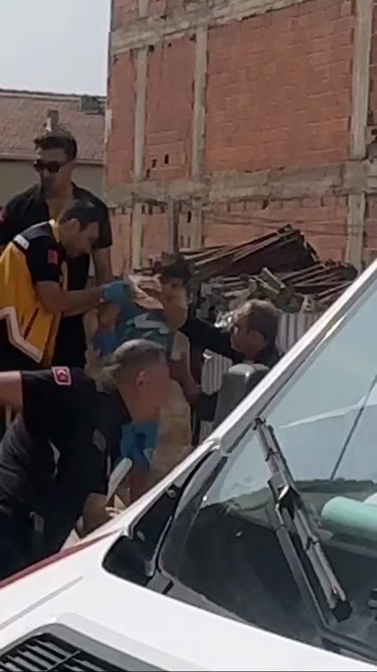 9 yaşındaki &ccedil;ocuğun eline &ccedil;ivili tahta saplandı
