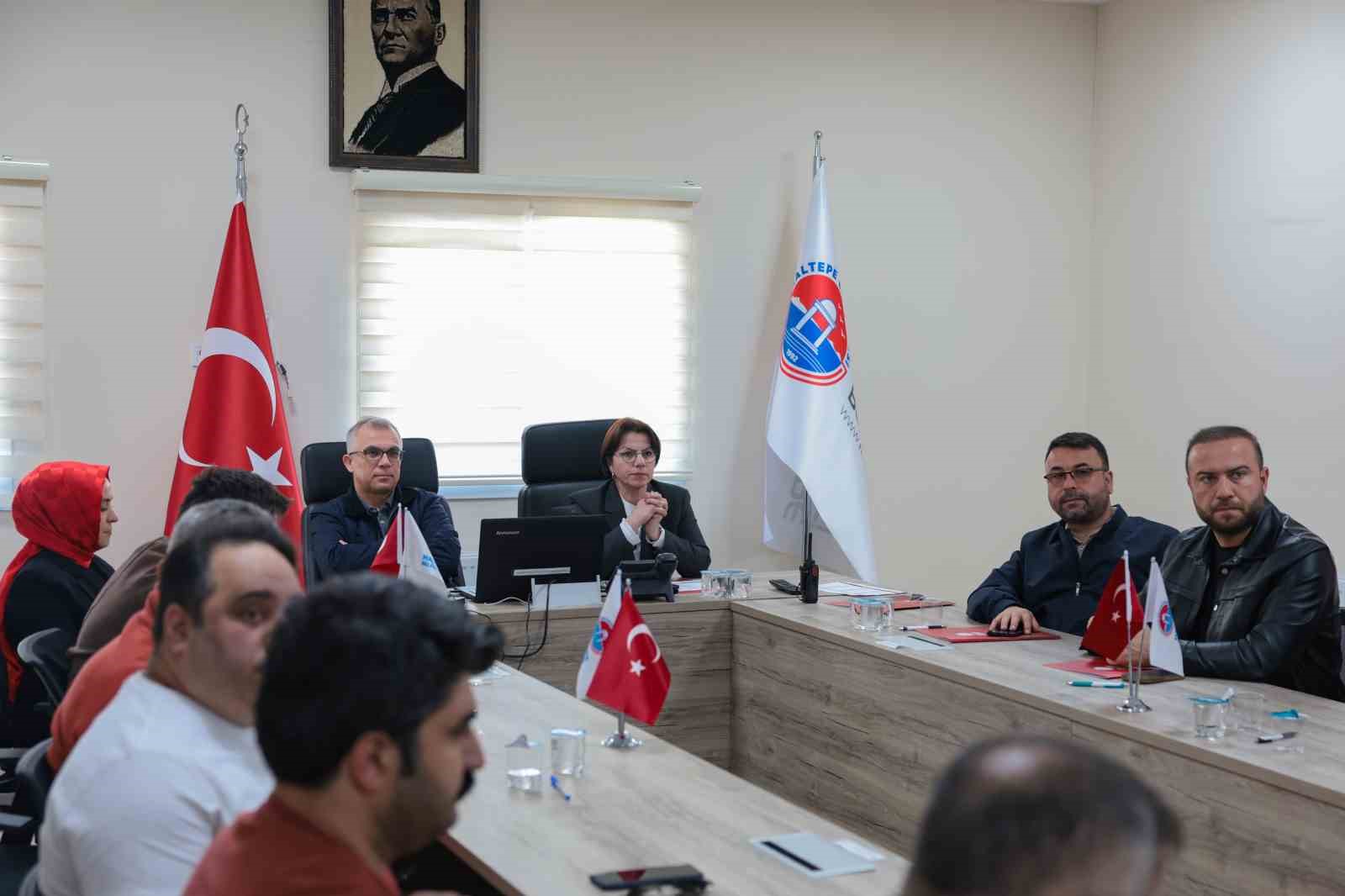 Maltepe Belediye Başkanı Köymen, deprem sonrası Maltepe Afet ve Acil Durum Yönetim Merkezi’ne geldi