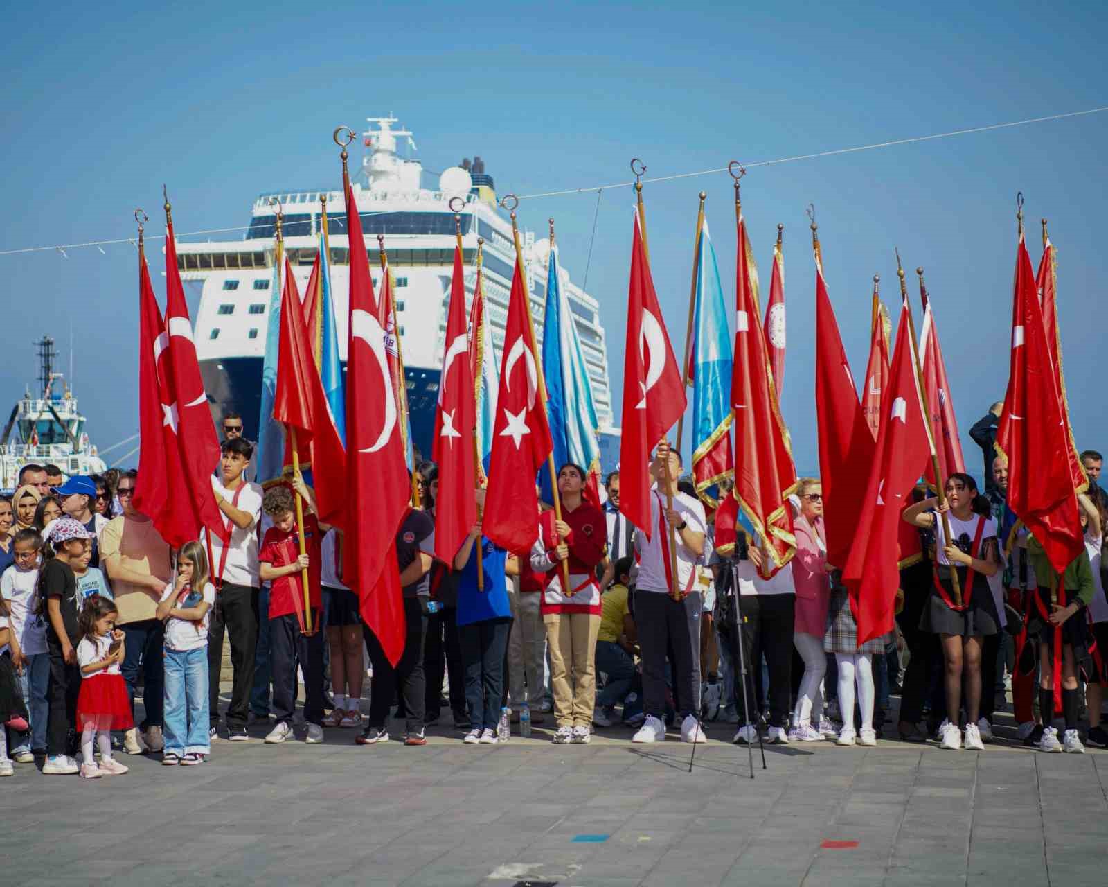 Kuşadası’nda 23 Nisan coşkuyla kutlandı