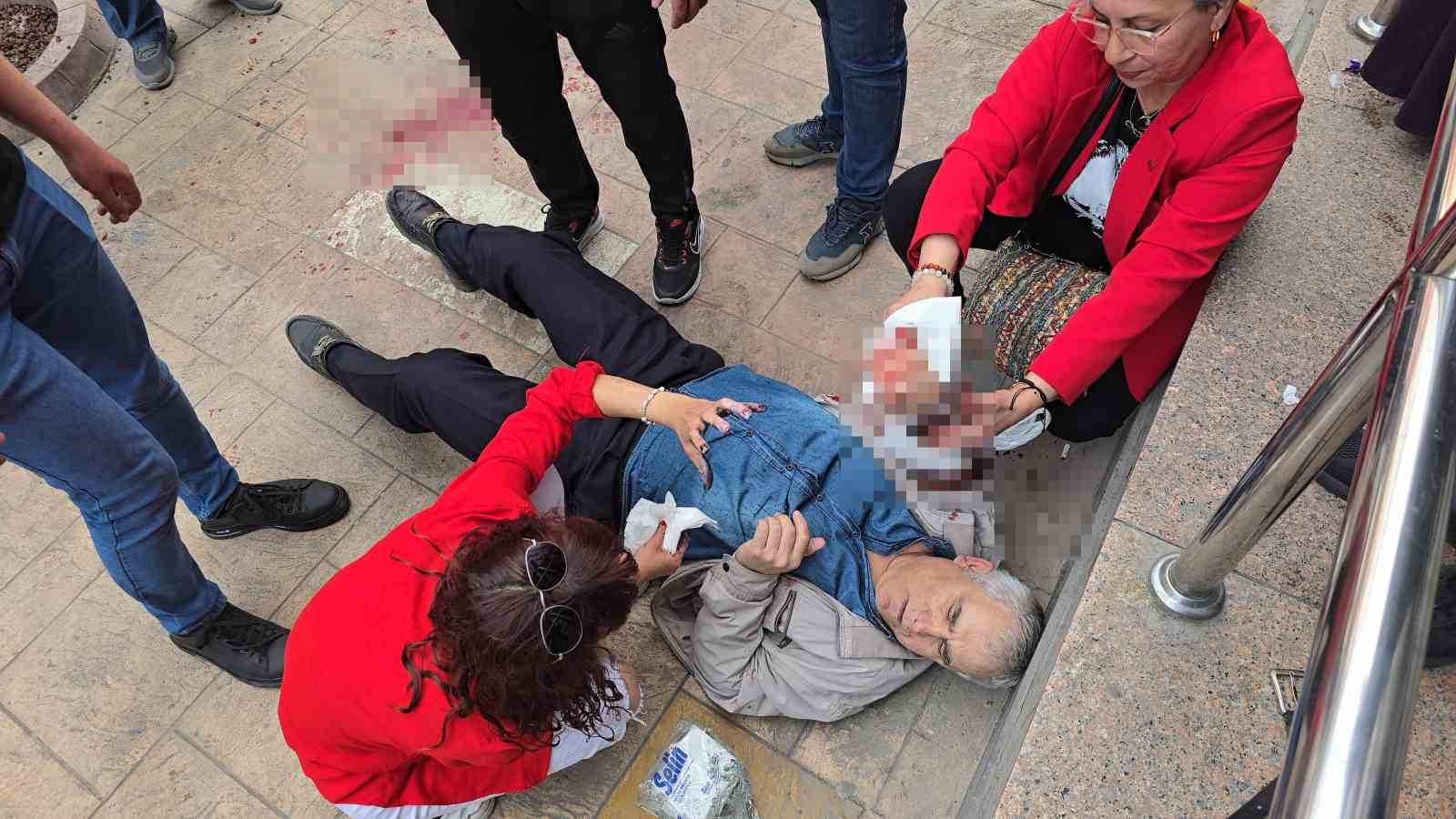 Cadde ortasında husumetlisini bıçakladı
