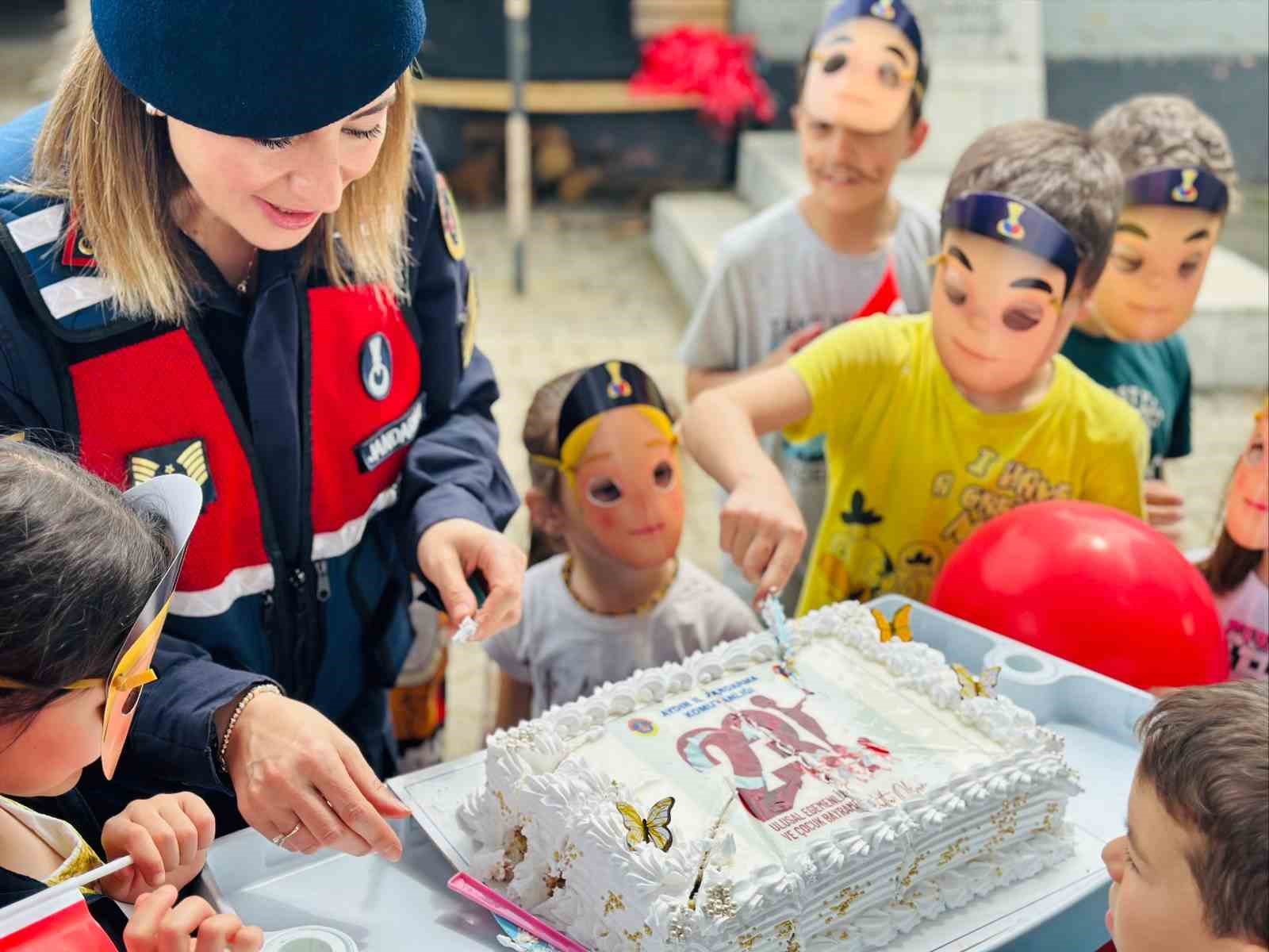 Jandarmadan &ccedil;ocuklara &rsquo;23 Nisan&rsquo; pastası

