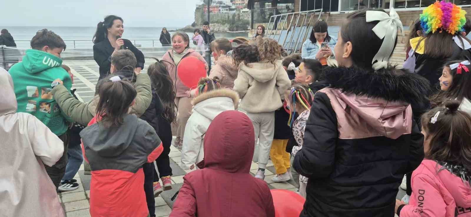 Amasra&rsquo;da &ccedil;ocuklar 23 Nisan&rsquo;da g&ouml;n&uuml;llerince eğlendi
