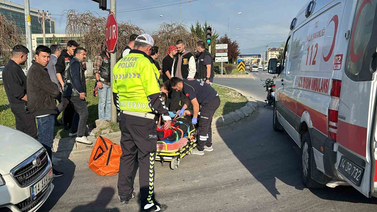 Kırmızı ışıkta geçen cip motosiklete çarptı: 1 yaralı