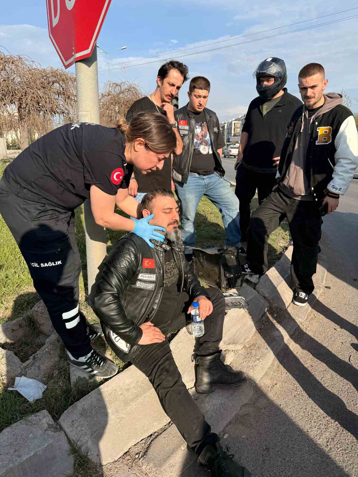 Kırmızı ışıkta ge&ccedil;en cip motosiklete &ccedil;arptı: 1 yaralı
