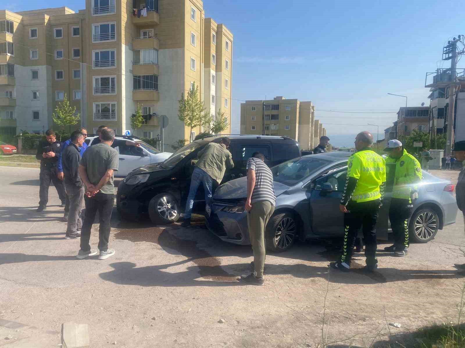 Kocaeli’de 3 araçlı zincirleme kaza: 3 yaralı