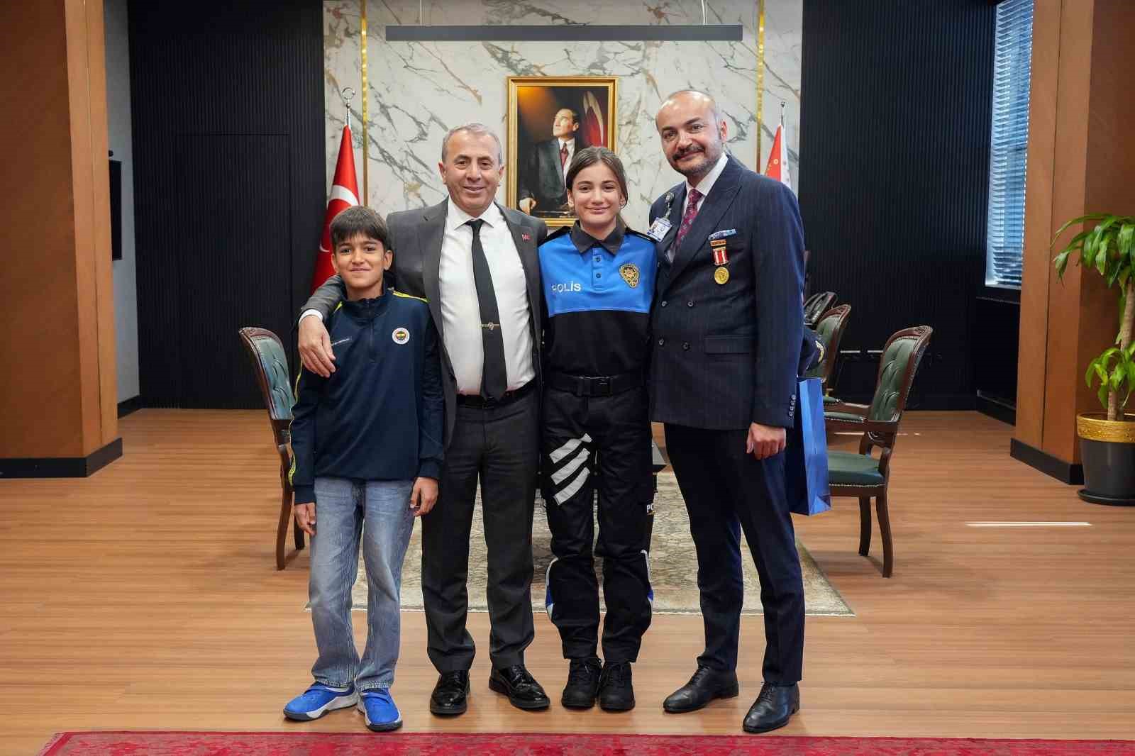 23 Nisan’da Emniyet Müdürü Kurt, makamını gazi polis memurunun kızına devretti