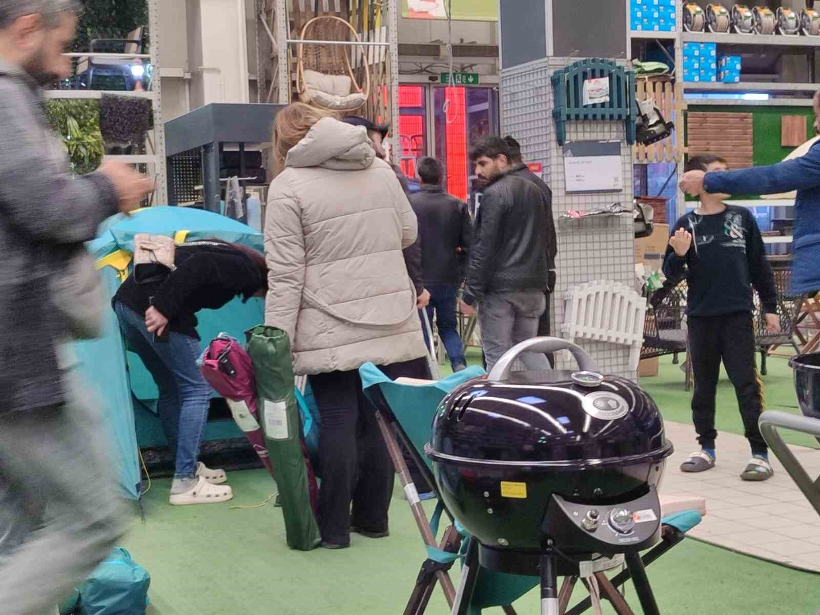 İstanbul&rsquo;da vatandaşlar &ccedil;adır satış yerlerine akın etti
