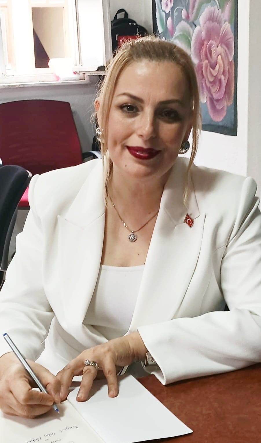 Kütahya’da edebiyat öğretmeni Nuray Doğan’ın "Bana Emanet" isimli şiir kitabı yayınlandı