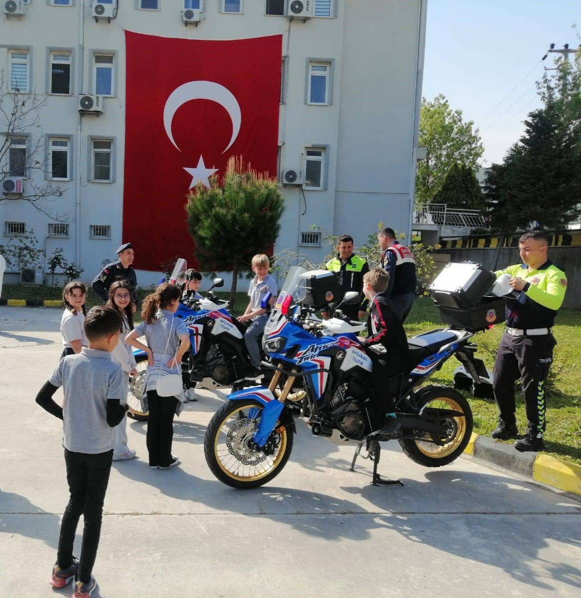 Söke’de jandarma ekipleri öğrencilerle buluştu