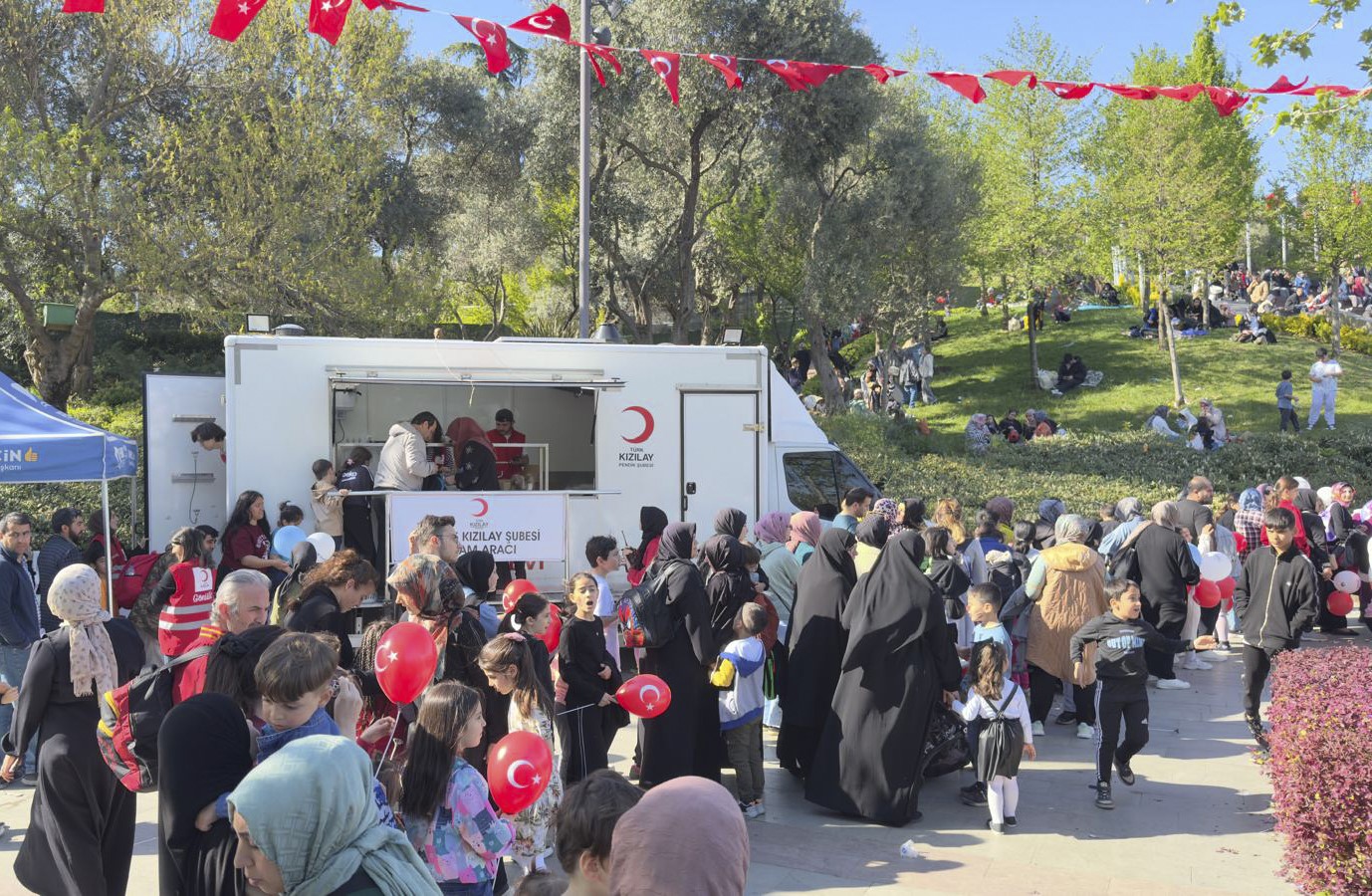 Türk Kızılay İstanbul depremi sonrası beslenme desteğiyle toplanma alanlarında

