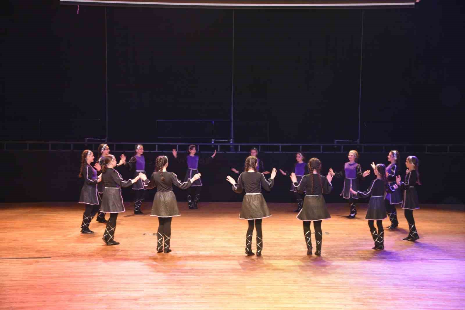 Atakum Belediyesi 23 Nisan coşkusunu kentin dört bir yanına taşıdı