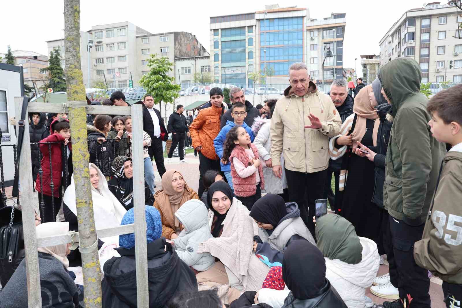 Sultangazi Belediyesi deprem sonrası tüm ekipleri ile sahada