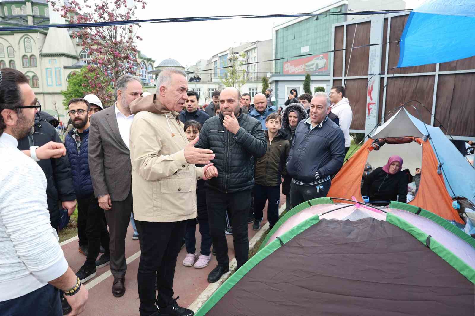 Sultangazi Belediyesi deprem sonrası t&uuml;m ekipleri ile sahada
