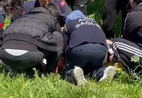 Deprem anında panikle 3. kattan atlayan bir kişi ağır yaralandı
