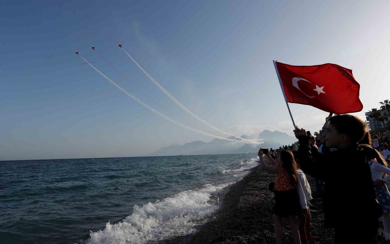 Antalya’da Türk Yıldızları’ndan nefes kesen 23 Nisan gösterisi