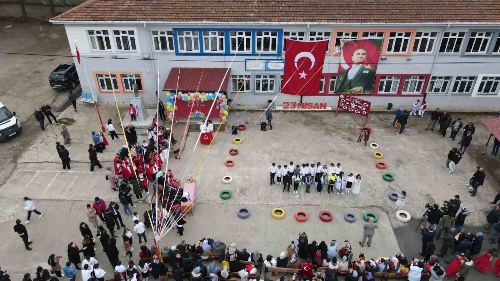 Bafra’da öğrencilerden 23 Nisan kutlaması