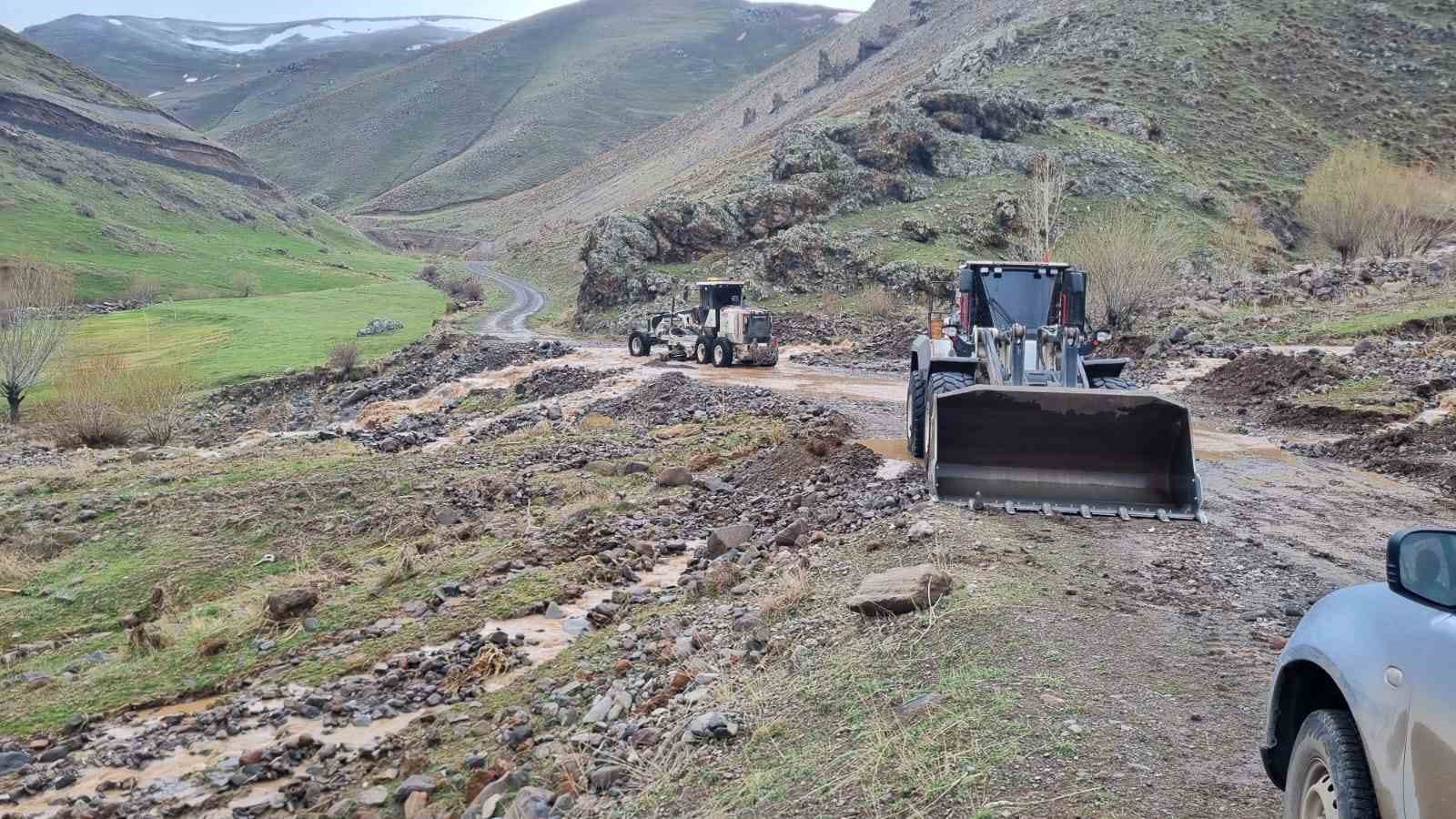 Iğdır‘da sağanak yağış sonrası kapanan köy yolları açıldı