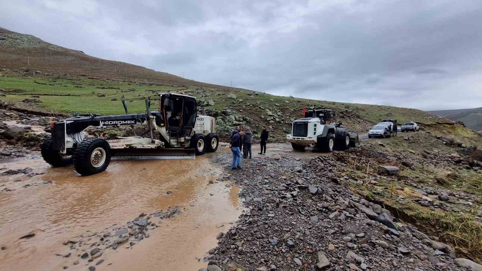 Iğdır‘da sağanak yağış sonrası kapanan köy yolları açıldı