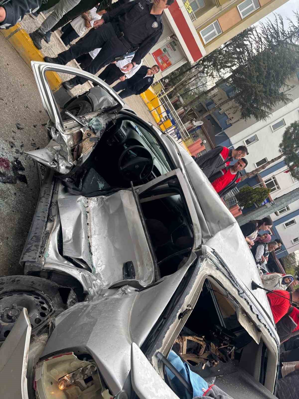 Otomobil, durakta yolcu alan otobüse arkadan çarptı: 1 ölü, 3 yaralı