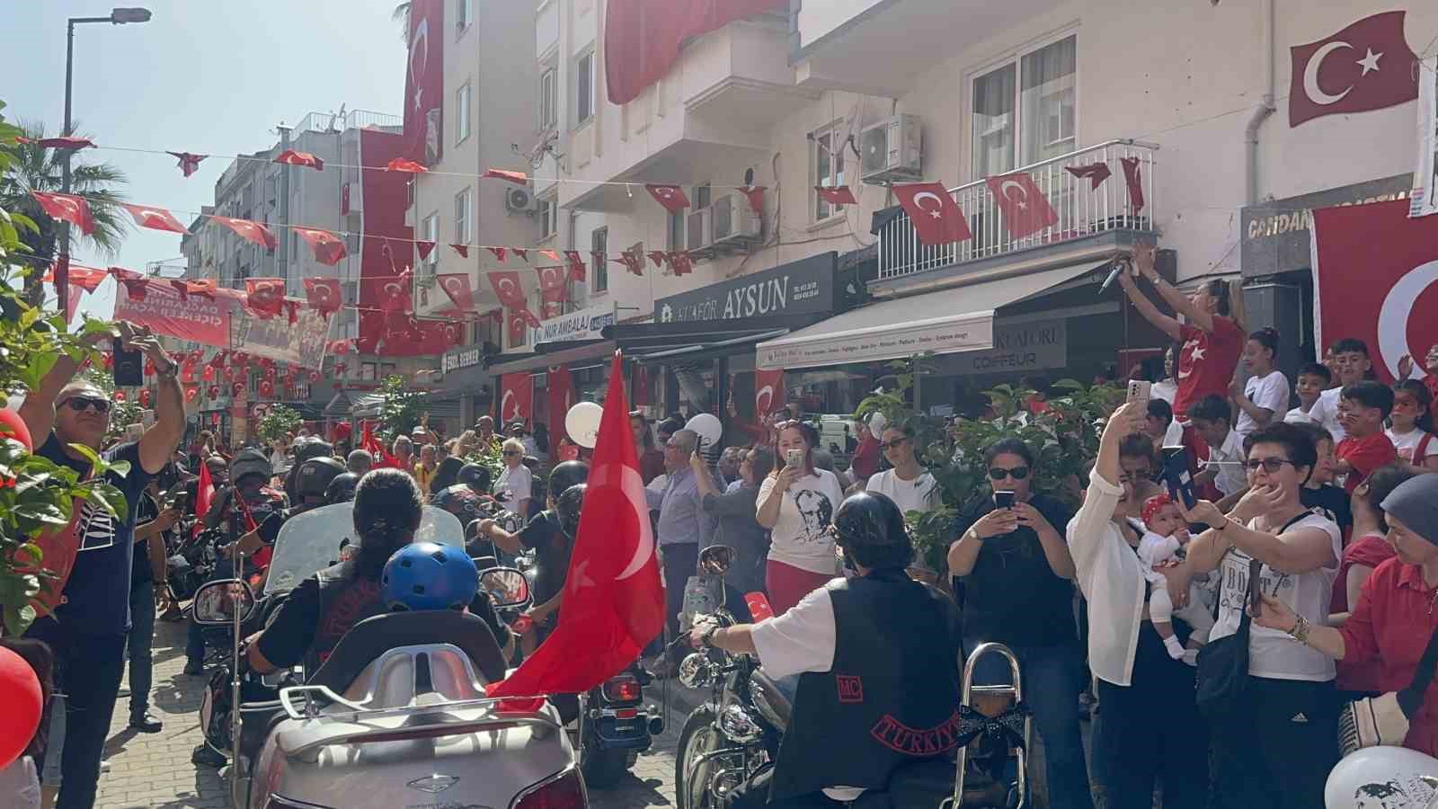 Marmaris&rsquo;in miniklerini doyasıya eğlendi
