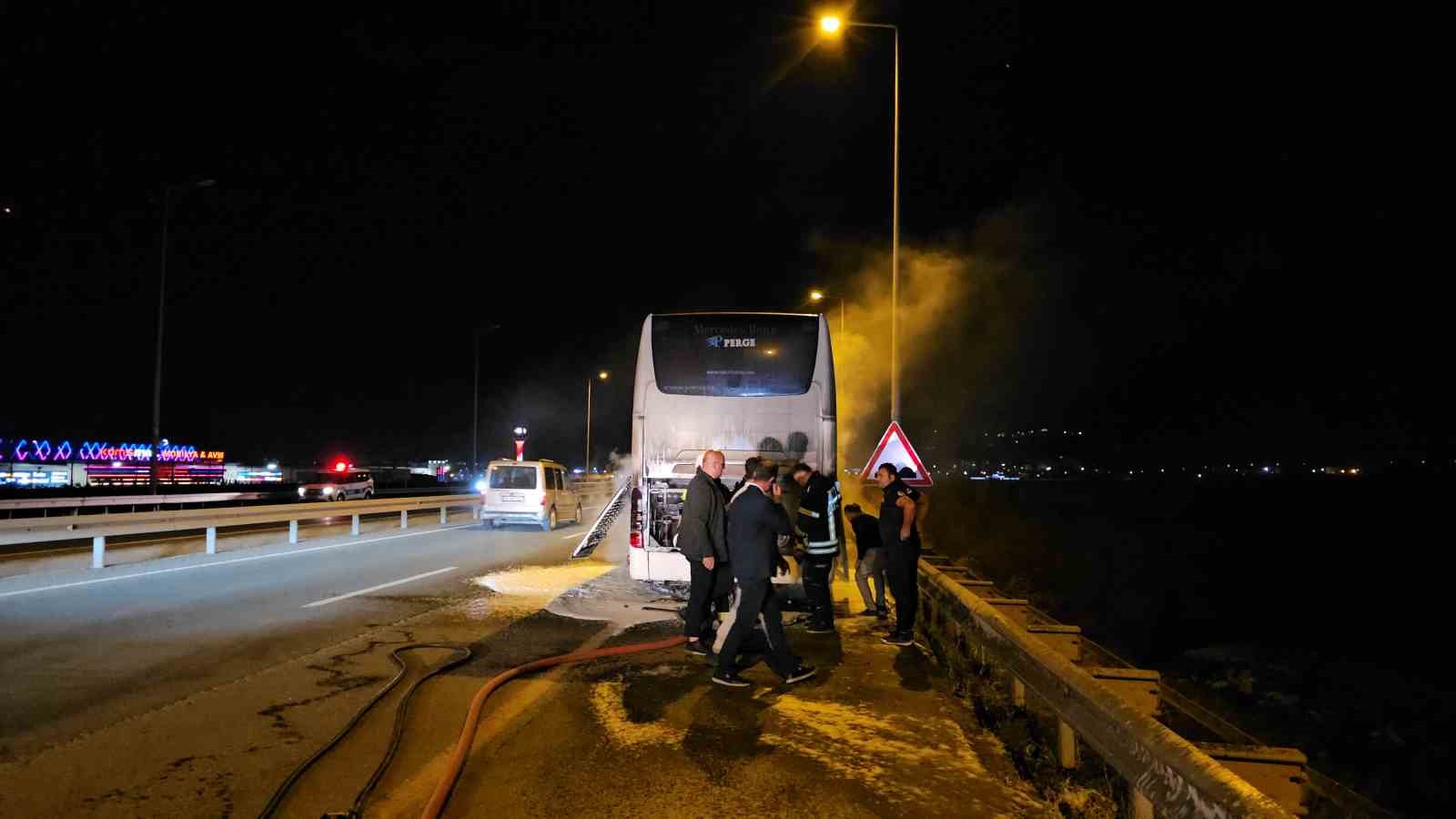 Turistleri taşıyan otobüs yandı, faciadan dönüldü