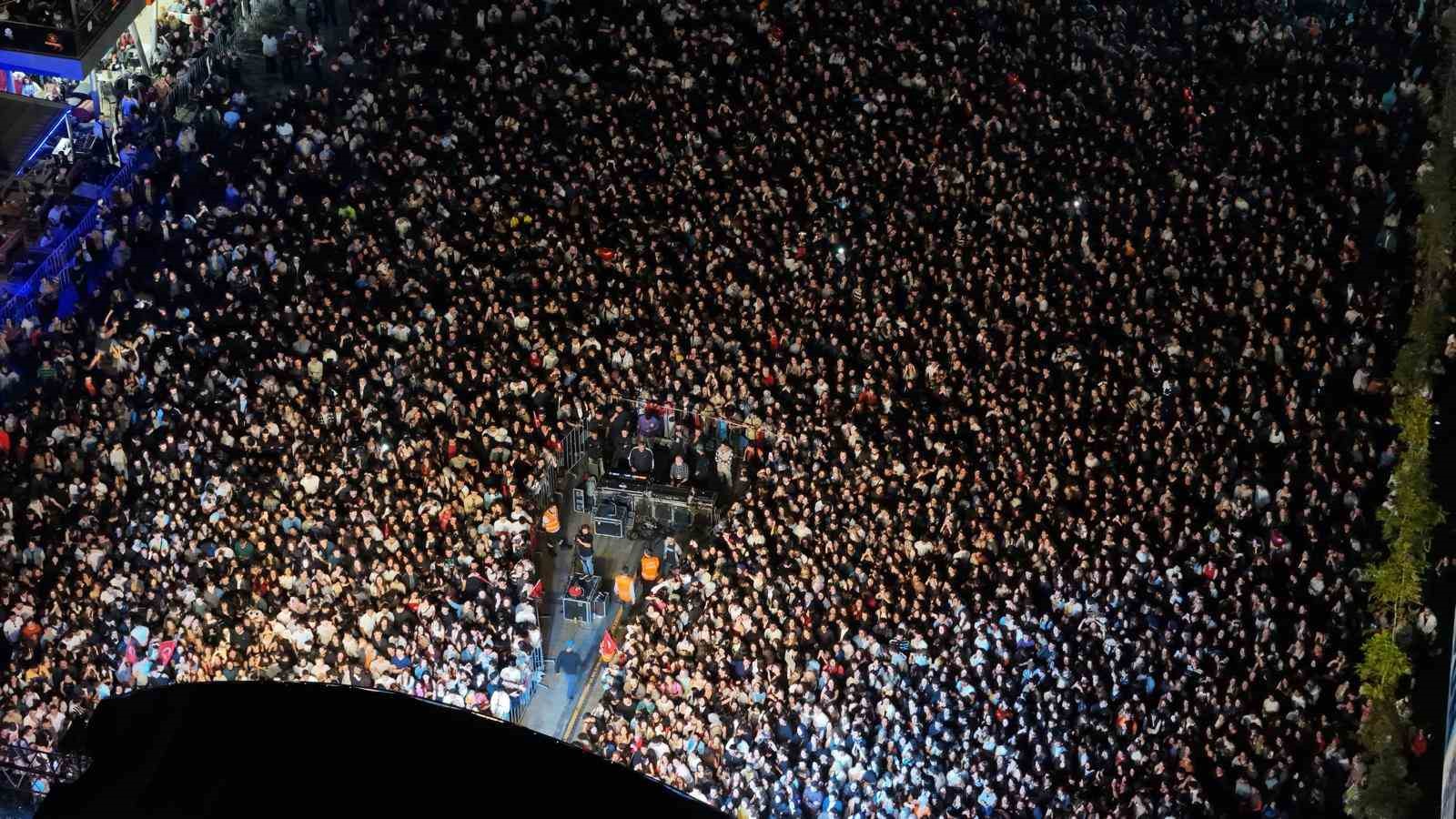 Aydınlılar, Büyükşehir’in Pinhani konseri ile buluştu