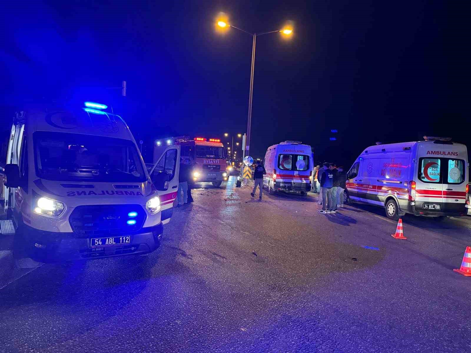 Sakarya’da duble yolda iki otomobil çarpıştı: 1’i ağır 7 yaralı