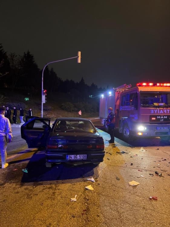 Sakarya’da duble yolda iki otomobil çarpıştı: 1’i ağır 7 yaralı