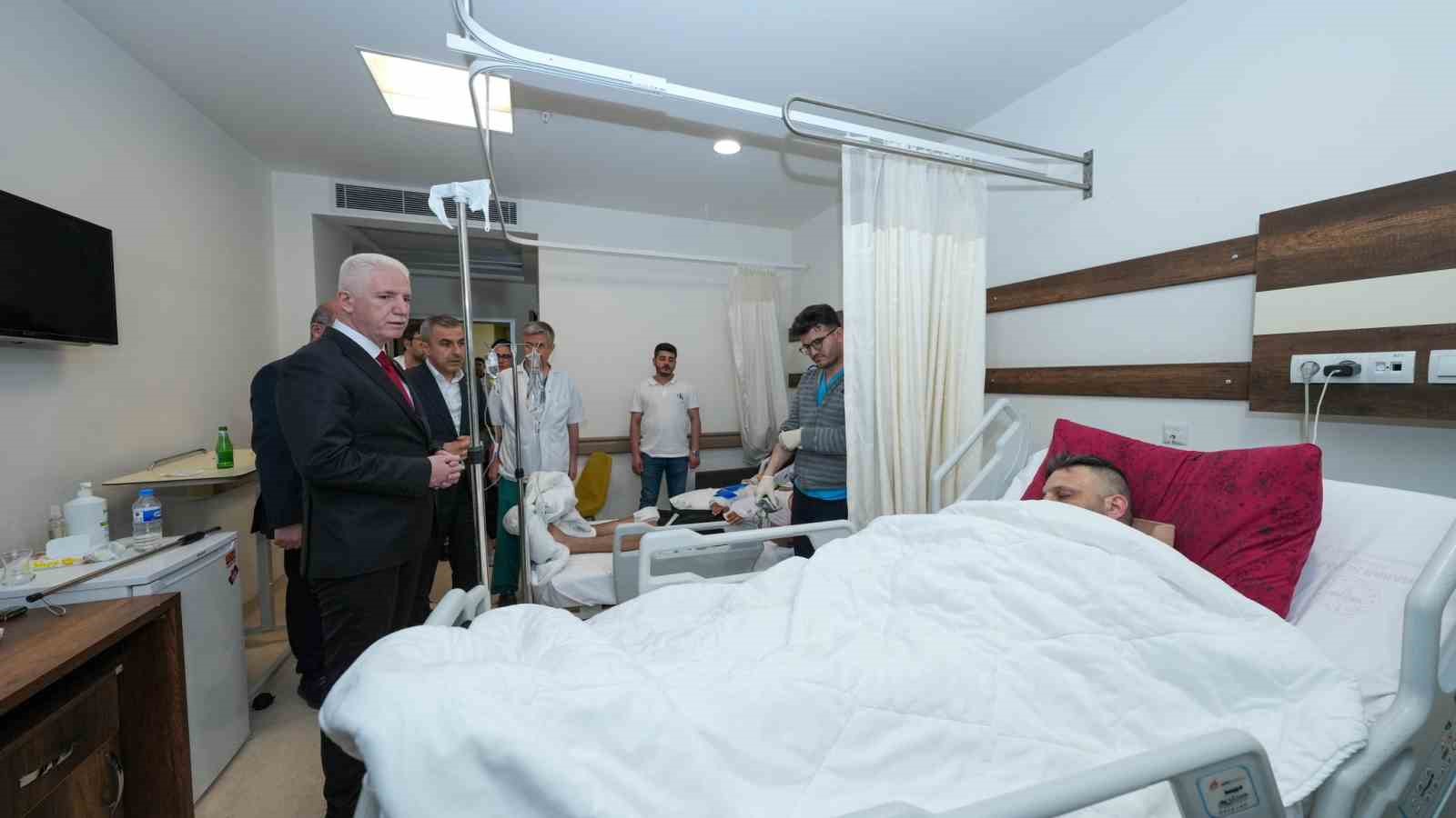 İstanbul Valisi Davut Gül depremde yaralanan vatandaşları hastanede ziyaret etti