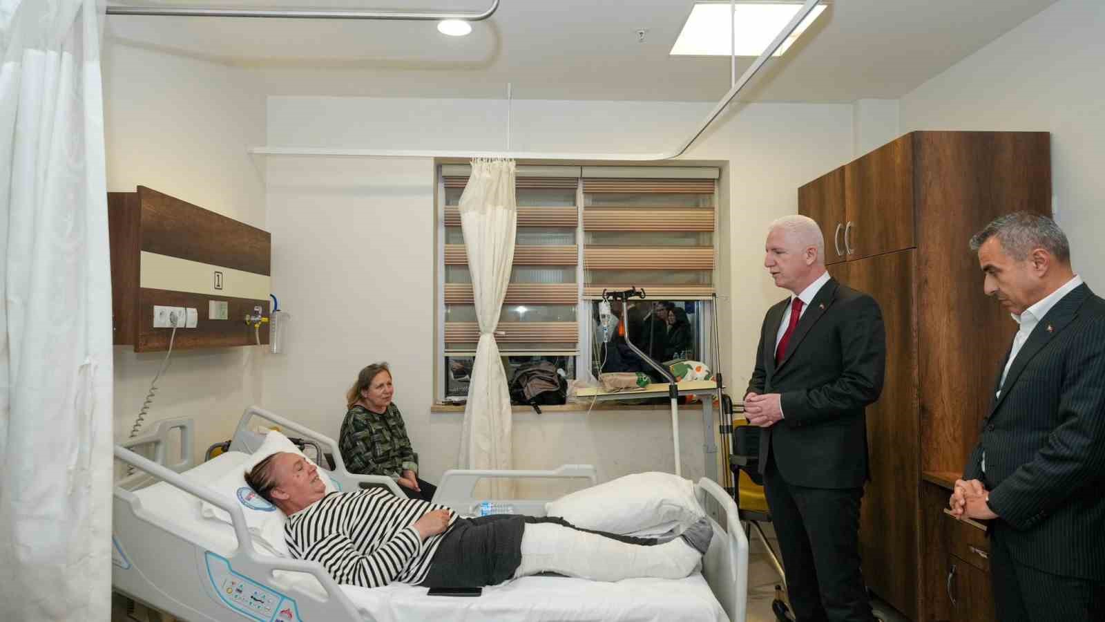 İstanbul Valisi Davut Gül depremde yaralanan vatandaşları hastanede ziyaret etti