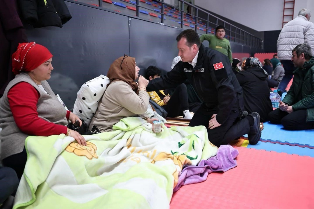 Silivri Belediye Başkanı Balcıoğlu, deprem sonrası Alibey Kapalı Spor Salonu’nu ziyaret etti