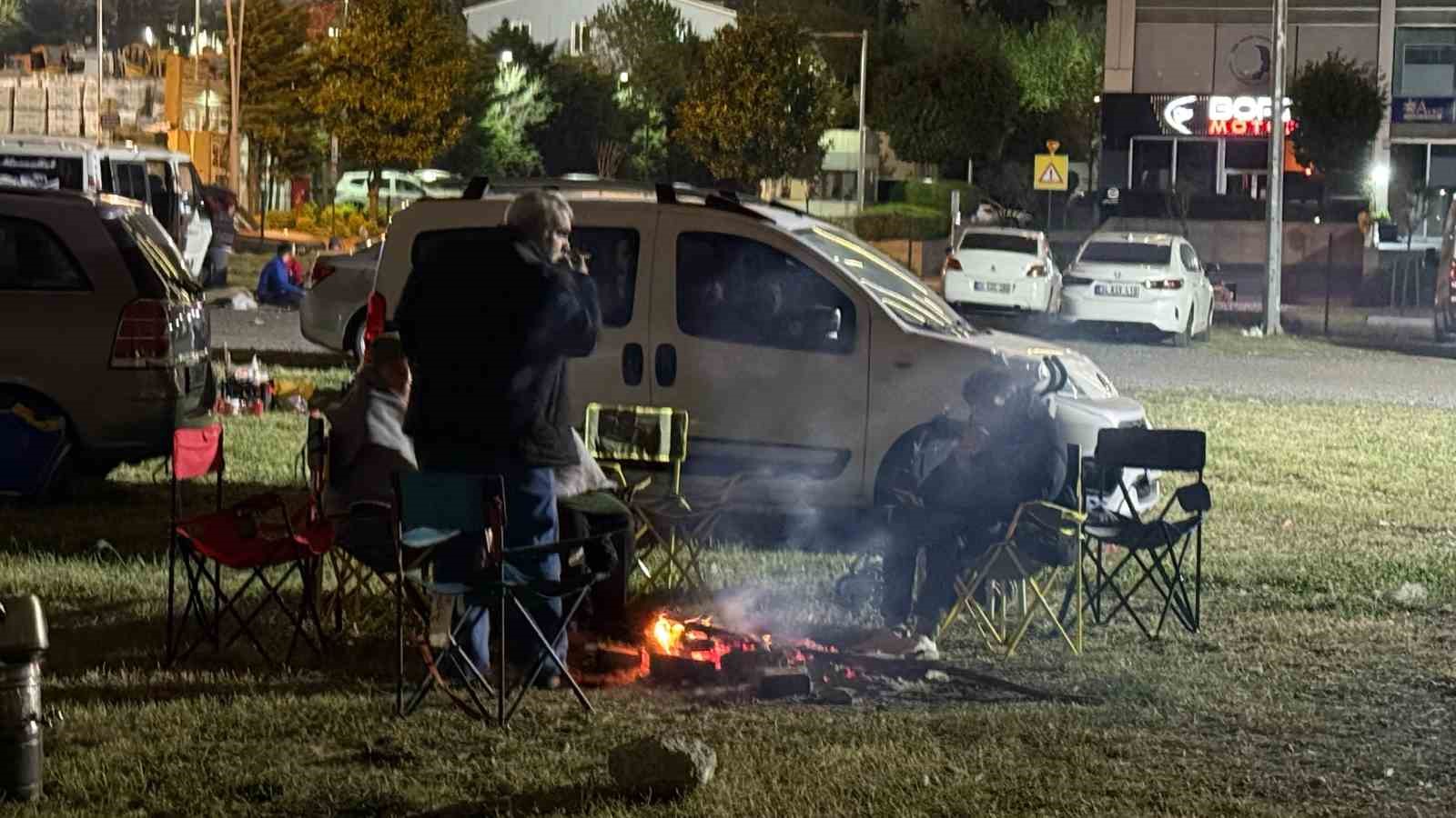 İstanbullular depremin ardından geceyi parklara kurdukları çadırlarda geçiriyor
