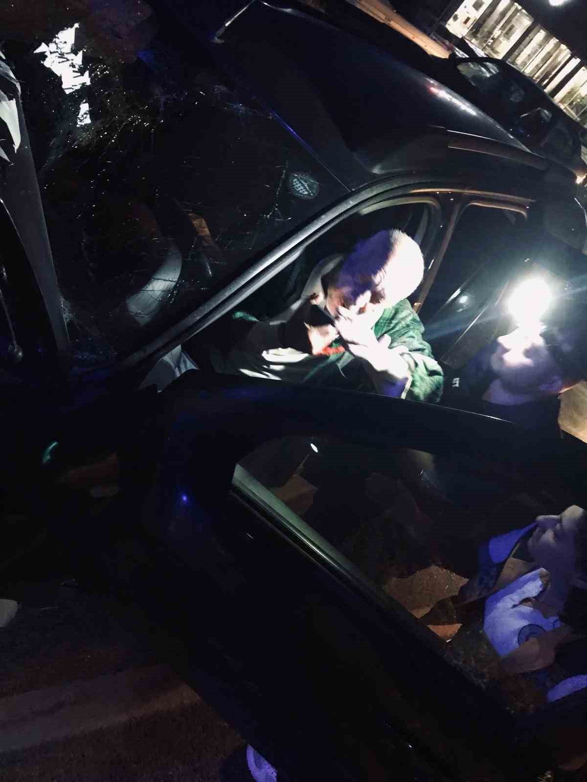 Ayvalık’ta seyir halindeki traktöre otomobil arkadan çarptı: 1 ölü, 2 yaralı